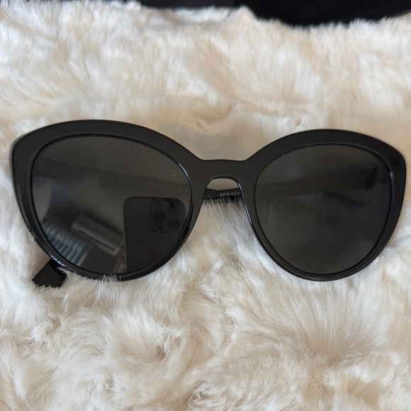 Prada Black Cat Eye Sunglasses with Sleek Design - Picture 3 of 6